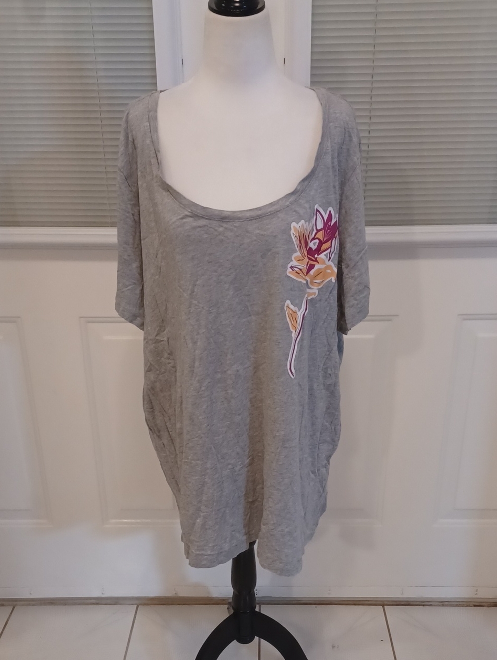 4/$40 Gray Scoop Neck Floral Top - Size 2X